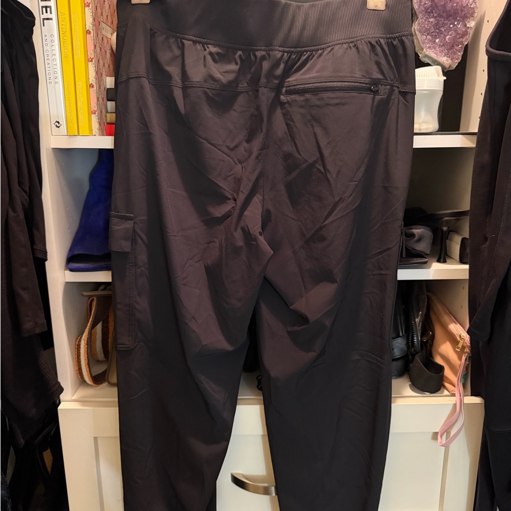 Women’s all in motion Black Cargo Pants - Picture 3 of 4